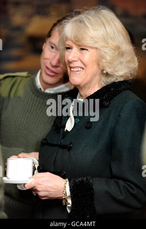 Die Herzogin von Cornwall bei ihrem Besuch im Bulford Camp in Salisbury, Wiltshire, wo sie Soldaten und Familien des 4. Bataillons, den Gewehren, traf. Stockfoto