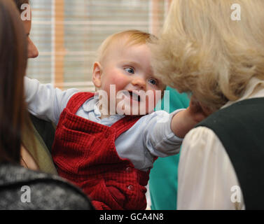 Die Herzogin von Cornwall spielt mit der 10 Monate alten Oliver Gidlow-Jackson im Beeches Families Center während ihres Besuchs im Bulford Camp in Salisbury, Wiltshire, wo sie Soldaten und Familien des 4. Bataillons, den Gewehren, traf. Stockfoto