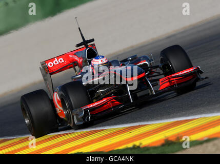 Der britische Jenson Button fährt den neuen McLaren MP4-25 während der Fahrt Die Formel-1-Testsitzung Stockfoto