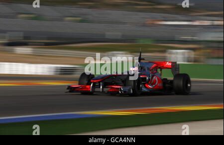 Der britische Jenson Button fährt den neuen McLaren MP4-25 während der Fahrt Die Formel-1-Testsitzung Stockfoto