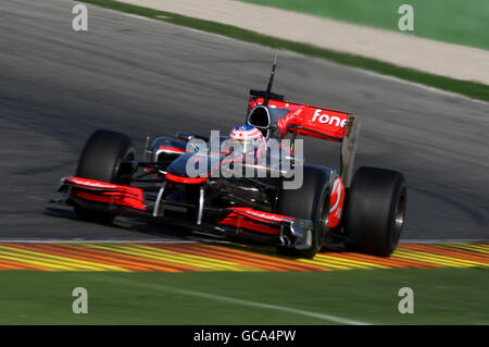 Der britische Jenson Button fährt den neuen McLaren MP4-25 während der Fahrt Die Formel-1-Testsitzung Stockfoto