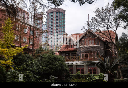 Shanghai China traditionelle Haus Altbau und neue moderne Skyskraper Turm Stockfoto