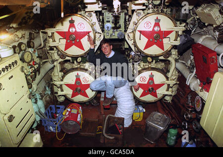 EIN EHEMALIGES RUSSISCHES U-BOOT, FOXTROT-KLASSE U-475, AM ERSTEN TAG DER ÖFFNUNG FÜR DIE ÖFFENTLICHKEIT. DIE U-475 WURDE 1967 IN BETRIEB GENOMMEN UND WURDE BIS 1976 VON DER OSTSEEFLOTTE EINGESETZT. BEN WREDE, EINER DER NEUEN BESITZER, ZEIGT DEN TORPEDO-RAUM. Stockfoto