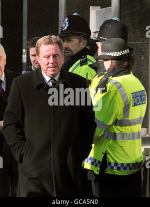 Der Manager von Tottenham Hotspur, Harry Redknapp (links), kommt am City of Westminster Magistrate's Court in London an, wo er wegen Steuerhinterziehung erscheinen wird. Stockfoto