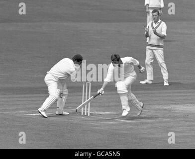 Timothy Selwood (Middlesex) kommt gerade für einen zweiten Lauf nach Hause, als Wicket-Keeper Roy Virgin (Somerset) von einem Eintau von Toy Palmer (Somerset) die Nägel abpeitscht Stockfoto