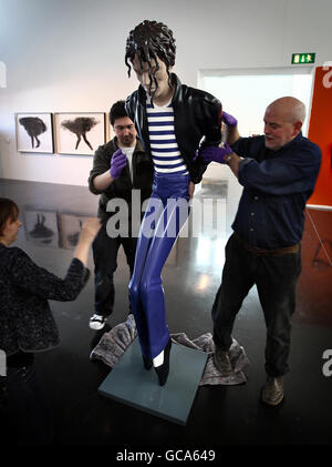 Michael Jackson Skulptur mit dem Titel 'Dangerous' wird von Mitarbeitern, Helen Jones, Kevin Storrar und Rob Allen (rechts) in der New Art Gallery, Walsall, in Position gebracht. Stockfoto