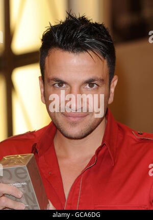 Peter Andre Fragrance Launch - London. Peter Andre startet seinen Duft bedingungslos in Selfridges in der Oxford Street im Zentrum von London. Stockfoto