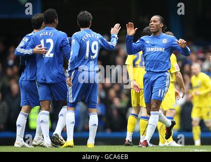 Fußball - FA Cup - Fünfte Runde - Chelsea / Cardiff City - Stamford Bridge. Chelsea's Didier Drogba (rechts) feiert das Tor seiner Mannschaft zum ersten Tor des Spiels mit seinen Teamkollegen Stockfoto