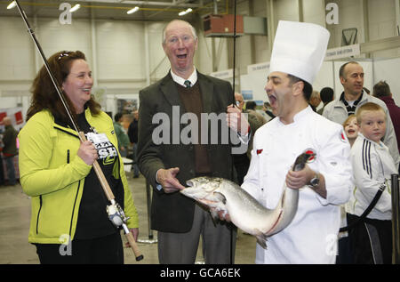 Der ehemalige irische Fußballmanager und bekannte Angler Jack Charlton mit dem Weltmeister im Fliegenfischen Glenda Powell und Küchenchef Chris Sandford bei der Eröffnung der Angling Ireland Show im National Show Center in Swords, Co Dublin. Stockfoto