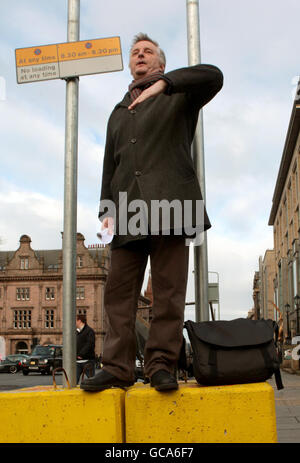 Sänger Billy Bragg protestierte vor dem ehemaligen RBS-Hauptquartier am St. Andrew's Square in Edinburgh gegen Bankprämien. Stockfoto