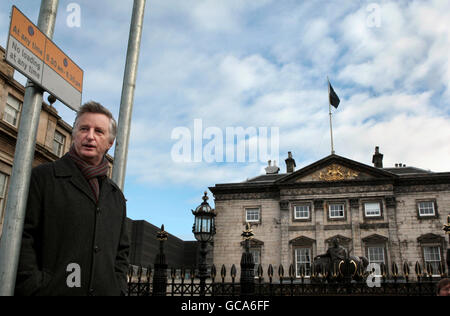 Sänger Billy Bragg protestierte vor dem ehemaligen RBS-Hauptquartier am St. Andrew's Square in Edinburgh gegen Bankprämien. Stockfoto
