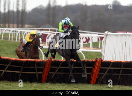 Alfie Sherrin Riden von Ruby Walsh (rechts) gewinnt die totescoop6 Handicap-Hürde während des totesport Super Saturday auf der Newbury Racecourse, Newbury. Stockfoto