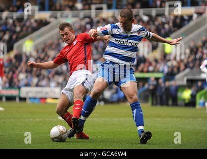 Fußball - FA Cup - Fünfte Runde - Reading gegen West Bromwich Albion - Madejski Stadium. Ivar Ingimarsson von Reading (rechts) und Simon Cox von West Bromwich Albion kämpfen um den Ball Stockfoto