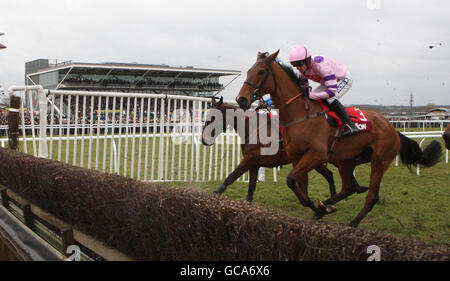 Pferderennen - totesport Super Saturday - Newbury Racecourse. Tricky Trickster von Ruby Walsh (rechts) gewinnt den Aon Chase während des totesport Super Saturday auf der Newbury Racecourse, Newbury. Stockfoto