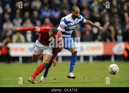 Fußball - FA Cup - Fünfte Runde - Reading gegen West Bromwich Albion - Madejski Stadium. Reading's Jimmy Kebe (rechts) und West Bromwich Albions Gianni Zuiverloon kämpfen um den Ball Stockfoto