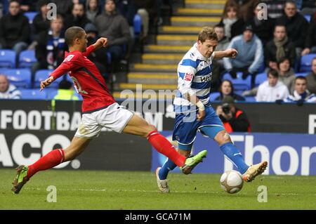 Fußball - FA Cup - Fünfte Runde - Reading gegen West Bromwich Albion - Madejski Stadium. West Bromwich Albions Gianni Zuiverloon (links) taucht ein, um Reading's Brian Howard (rechts) zu blockieren Stockfoto