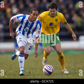 Elliott Bennett von Brighton und Hove Albion (links) und Russell Martin von Norwich City kämpfen während des Coca-Cola League One-Spiels im Withdean Stadium, Brighton, um den Ball. Stockfoto