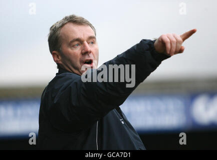 Chesterfields Manager John Sheridan gibt während des Coca-Cola League-2-Spiels am Recreation Ground, Chesterfield, Anweisungen aus. Stockfoto