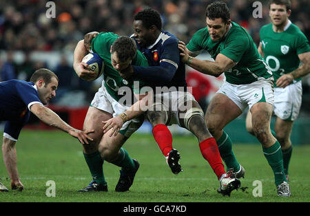 Fulgence Ouedraogo bekämpft Irlands Cian Healy während des RBS 6 Nations-Spiels im Stade Francais, Paris, Frankreich. Stockfoto