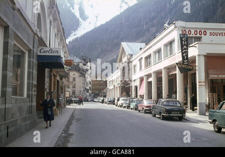 Geographie / Reisen, Frankreich, Chamonix, Straßenszenen, Straßenszene mit Blick auf das alte Dorf, April 1966, Additional-Rights-Clearences-not available Stockfoto