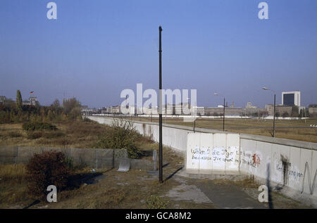 Geographie / Reisen, Deutschland, Berlin, Stadtansichten / Stadtansichten, Stadtansicht vom Potsdamer Platz mit der Berliner Mauer im Vordergrund, um 1970, Additional-Rights-Clearences-not available Stockfoto