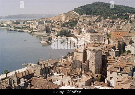 Geographie / Reisen, Kroatien, Split, Stadtansichten / Stadtansichten, Blick auf die Stadt vom Turm der Kathedrale, in der Mitte der Turm Hrvoje, im Hintergrund der Berg Marjan, 26.9.1961, Additional-Rights-Clearences-not available Stockfoto