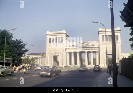 Geographie / Reisen, Deutschland, Bayern, München, Plätze, Königsplatz, propylaea, gebaut von Leo von Klenze 1846 - 1862, Foto: Juni 1961, Additional-Rights-Clearences-not available Stockfoto