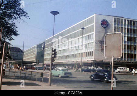 Geographie / Reisen, Deutschland, Bayern, München, Gebäude, Hauptbahnhof, Nordseite, umgebaut 1948 - 1961, Außenansicht, Juni 1961, Europa, moderne Architektur, 20. Jahrhundert, historisch, historisch, Straße, Straßen, Autos, 60er, 60er Jahre, Menschen, Zusatzrechte-Clearences-nicht vorhanden Stockfoto