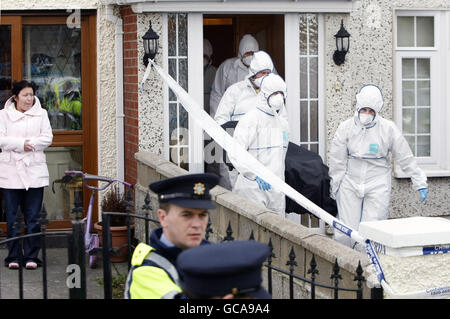 Ein Körper wird aus der Szene entfernt, nachdem ein 21-jähriger Mann im Fortlawn Park in Blanchardstown, West Dublin, erschossen wurde. Stockfoto