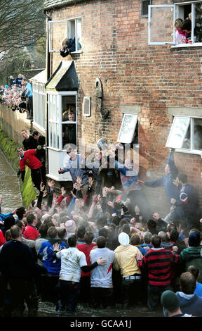 Die Teilnehmer spielen beim Ashbourne Shrovetide Fußballspiel in Ashbourne, Derbyshire. Stockfoto