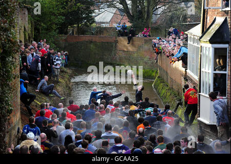 Faschingsdienstag. Die Teilnehmer spielen beim Ashbourne Shrovetide Fußballspiel in Ashbourne, Derbyshire. Stockfoto