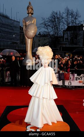 Lady Gaga bei der Ankunft für die Brit Awards 2010, in Earls Court, London. Stockfoto