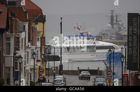 Die Wightlink-Schnellfähre Wight Ryder 1 kommt nach der Überfahrt von Ryde auf der Isle of Wight in Portsmouth an. Stockfoto