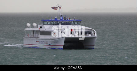 Die Wightlink-Schnellfähre Wight Ryder 1 kommt nach der Überfahrt von Ryde auf der Isle of Wight in Portsmouth an. Stockfoto