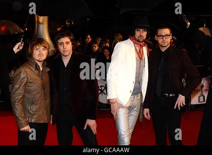 (Von links nach rechts) Chris Edwards, Ian Matthews, Sergio Pizzorno und Tom Meighan von Kasabian bei der Ankunft für die Brit Awards 2010 in Earls Court, London. Stockfoto