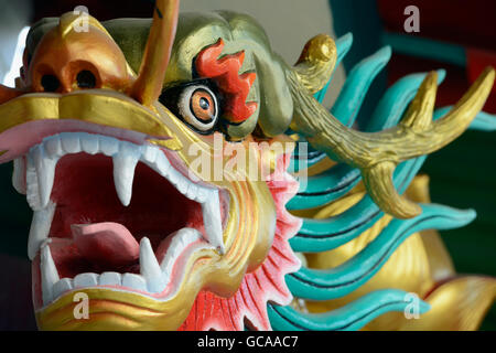 ein chinesischer Tempel an der Saphan Taksin Brücke am Mae Nam Chao Phraya River in der Stadt von Bangkok in Thailand in Southeastasi Stockfoto