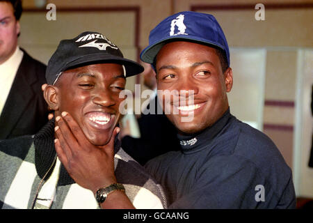 DER WESTINDISCHE REKORDSCHLAGMANN BRIAN LARA TRIFFT SICH MIT DEM BESTEN FREUND UND KOLLEGEN TRINIDIAND ASTON VILLA'S DWIGHT YORKE (LINKS) BEI DER ANKUNFT AUF DEM WARWICKSHIRE'S EDGBASTON-GELÄNDE. Stockfoto