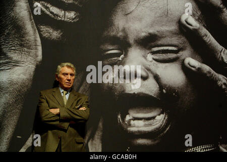 Der Fotograf Don McCullin steht vor einem seiner Fotografien, die in der Ausstellung Shaped by war im Imperial war Museum North in Manchester zu sehen sind. Stockfoto