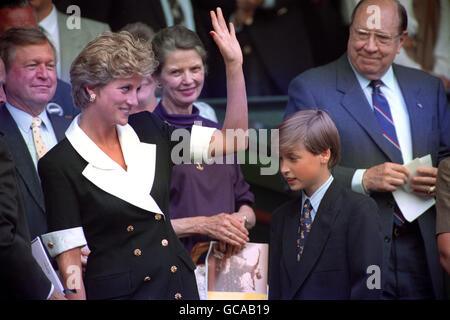 DIE PRINZESSIN VON WALES WÜRDIGT DEN BEIFALL DER MENGE, ALS SIE MIT IHREM SOHN PRINZ WILLIAM ZUM FINALE DER DAMEN-SINGLES ZWISCHEN CONCHITA MARTINEZ UND MARTINA NAVRATILOVA AM CENTER COURT EINTRIFFT. Stockfoto