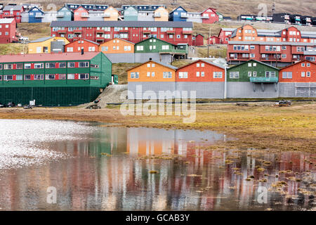 Bunte Holzhäuser in Longyearbyen spiegelt sich in einem Teich Stockfoto