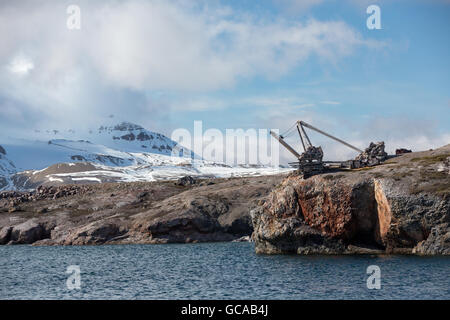 Stillgelegten Kran bei den Ruinen von Marmor-Steinbruch in New York London, Kongsfjorden, Spitzbergen, Svalbard-Inseln, Norwegen Stockfoto