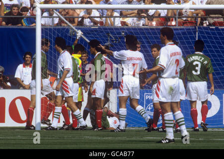 Der Mexikaner Marcelino Bernal (am Boden) versucht, sich nach einem Sturz ins Tor aus dem Tornetz zu lösen. Mexiko-Torwart Jorge Campos (versteckt) zieht an der zerbrochenen Runge. Stockfoto