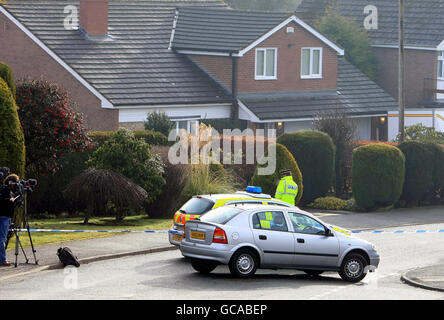 Forensische Offiziere durchsuchen ein Haus in Hampton Road, Oswestry, wo heute Morgen die Leichen zweier Frauen gefunden wurden. Stockfoto