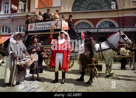 DER VOM EVENING STANDARD GESPONSERTE OMNIBUS-SERVICE AUS DEM 19. JAHRHUNDERT, DER ALS NEUE TOURISTENATTRAKTION DIE KOPFSTEINGEPFLASTERTEN STRASSEN VON LONDON'S COVENT GARDEN UMRUNDEN WIRD, WIRD VOM STADTKRITIKER PETER MOORE IM LONDON TRANSPORT MUSEUM INS LEBEN GERUFEN. Stockfoto