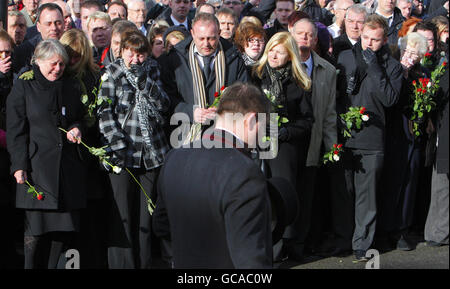 Die Familie des Korporalen Liam Riley vom 3. Bataillon des Yorkshire Regiments wartet darauf, dass sein Sarg durch Wootton Bassett in Wiltshire kommt, nachdem er aus Afghanistan zurückgeführt wurde. Stockfoto