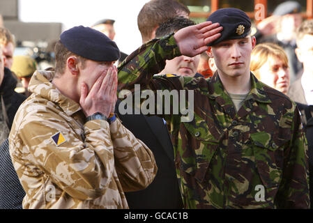 Freunde von Korporal Liam Riley und Lance Korporal Graham Shaw, beide vom 3. Bataillon des Yorkshire Regiments, beobachten, wie die Särge nach ihrer Rückführung aus Afghanistan durch Wootton Bassett in Wiltshire passieren. Stockfoto