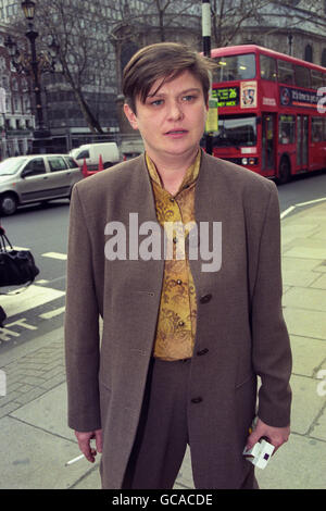 DIE EHEMALIGE SAXOPHONISTIN JO WELLS VOR DEM HIGH COURT IN LONDON, WO DIE RICHTER HÖRTEN, WIE IHRE KARRIERE ZERSTÖRT WURDE, NACHDEM SIE DAS MARCHIONESS-DESASTER VON 1989 ÜBERLEBT HATTE. Stockfoto