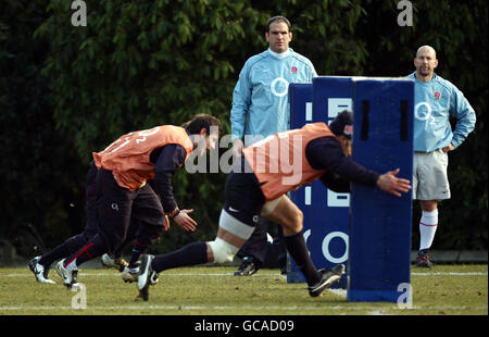 England Trainer Martin Johnson während der Trainingseinheit im Pennyhill Park, Bagshot. Stockfoto