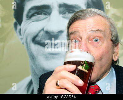 Der ehemalige internationale Cricket-Schiedsrichter Dickie Bird hebt während der Vorstellung des Bieres in der Copper Dragon Brewery in Skipton sein Glas des neuen Copper Dragon Trueman Ale, benannt nach dem Cricketer Fred Trueman aus Yorkshire und England. Stockfoto