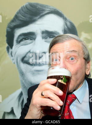 Der ehemalige internationale Cricket-Schiedsrichter Dickie Bird hebt während der Vorstellung des Bieres in der Copper Dragon Brewery in Skipton sein Glas des neuen Copper Dragon Trueman Ale, benannt nach dem Cricketer Fred Trueman aus Yorkshire und England. Stockfoto